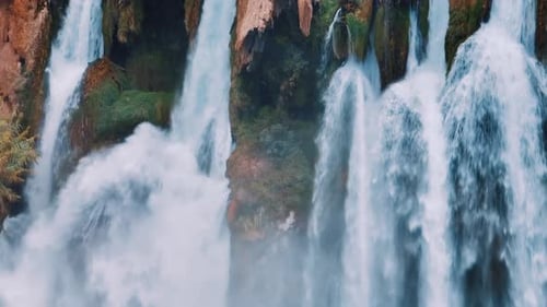 Weißer schaumiger Wasserfall fließt von der Klippe