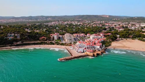 4K-Drohnenaufnahmen aus der Luft von El Roc de Sant Gaietà, einem malerischen Ort. Wunderschöne kleine Stadt mit atemberaubendem Flair