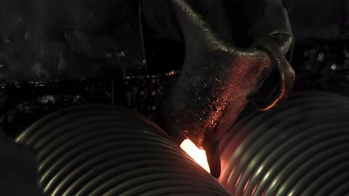 Scène industrielle : verre recyclé fondu dans une marbrerie