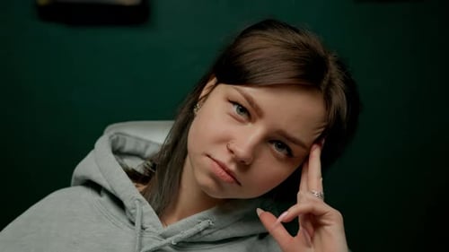 primer plano - mujer con cara de bebé bromea y se comporta de manera divertida