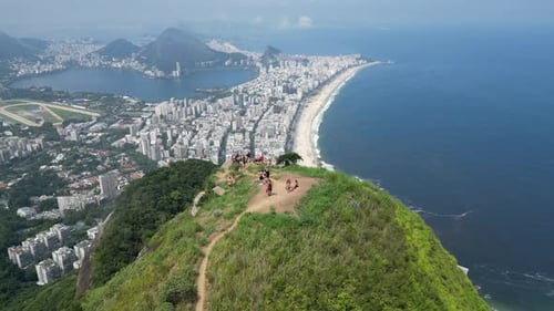 Vídeo aéreo do Rio de Janeiro, Brasil, a partir de uma perspectiva elevada.