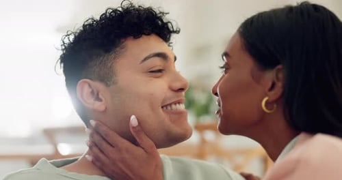 Cara, amor y pareja en una sala de estar, relájate, feliz y cuida mientras se unen en su hogar