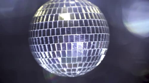 Boule disco en argent qui tourne.