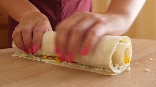 39. When preparing a vegetable roll, pita bread is wrapped.
