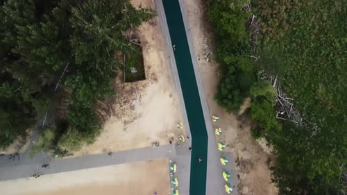Athleten laufen während des Triathlons in Russland lange Strecken