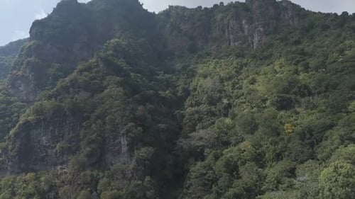 Montagnes verdoyantes à la végétation dense au Guatemala