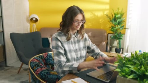 Kluger Student lernt online auf dem Laptop Wütendes Mädchen, das mit den Händen gestikuliert