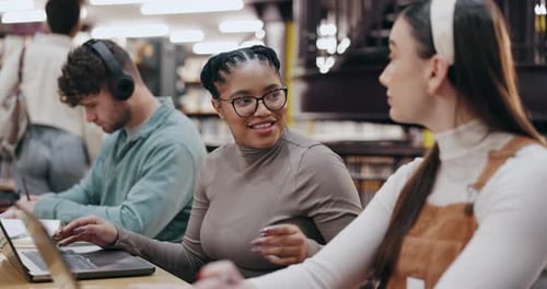 Pesquisa, amigos e laptop com mulheres na biblioteca para conhecimento, educação e tese universitária