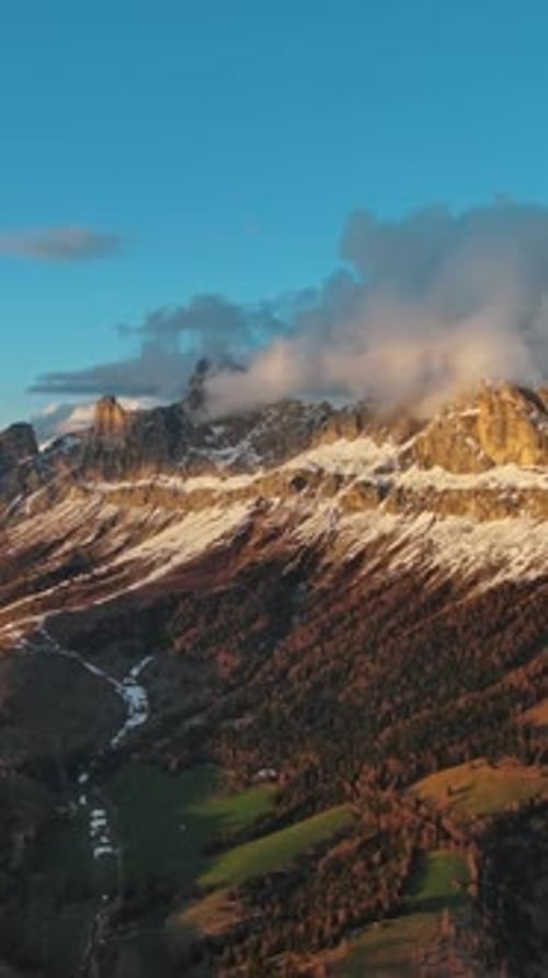 Felsige Schneeberge bei Sonnenuntergang, Luftaufnahme
