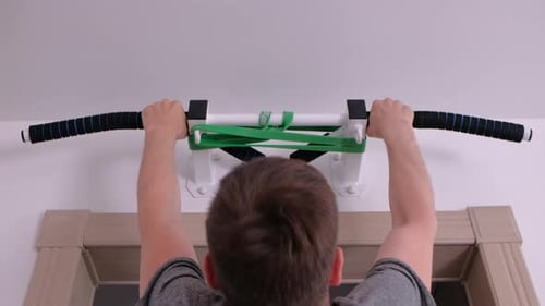 Hombre se detiene en una barra horizontal en casa 4 K