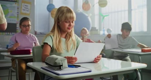 Un enseignant donne des articles avec les résultats des tests scolaires Une jeune fille se réjouit et célèbre son excellente note