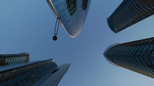 Moderne gläserne Wolkenkratzer im Financial District von unten betrachtet