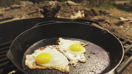 Close Up cooker uses spatula to peel fried eggs from the frying pan