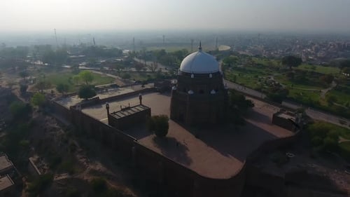 Vista aérea da tumba de Hazrat Shah Rukn-e-Alam, Multan, Paquistão.