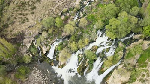 natürlicher Wasserfall