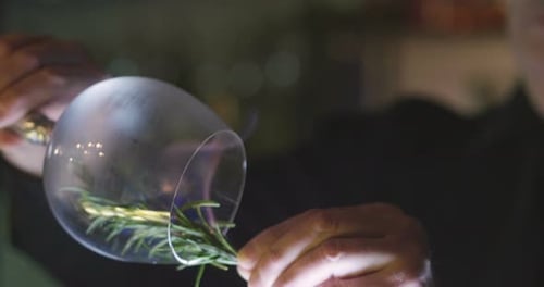 Un barman profesional prepara un cóctel para beber para los clientes del pub o discoteca. Concepto de