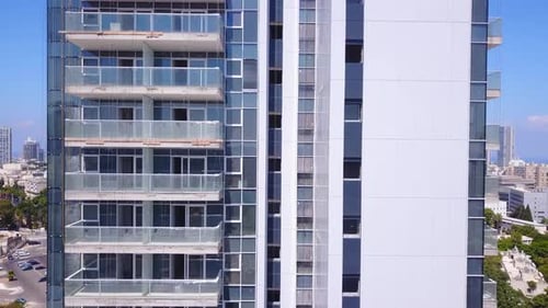 Nuevo rascacielos residencial en construcción