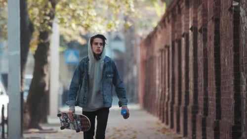 Paris, França, 5 de abril de 2018: Jovem adolescente sério em traje casual caminha com tinta spray e