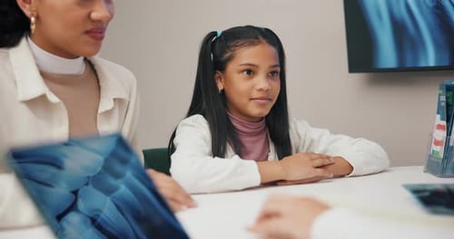 Consulta, criança e dentista com mulher e paciente para consultor médico