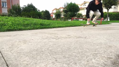 Gros plan des jambes d'un patineur effectuant un flip trick au ralenti 4K