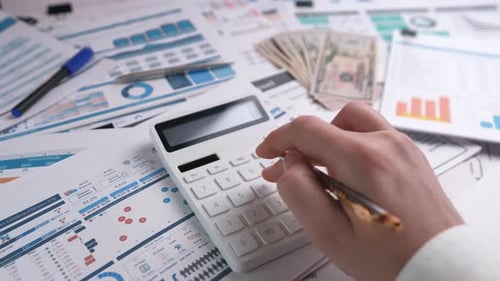 Calculadora e mão de homem de perto