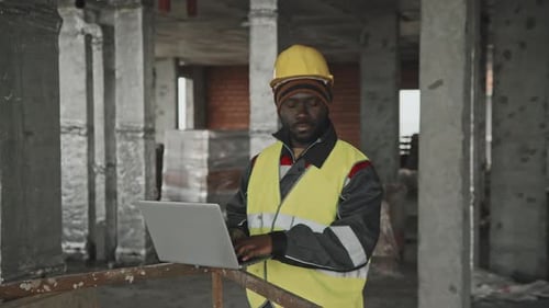 Afroamerikanischer Bauingenieur mit Laptop