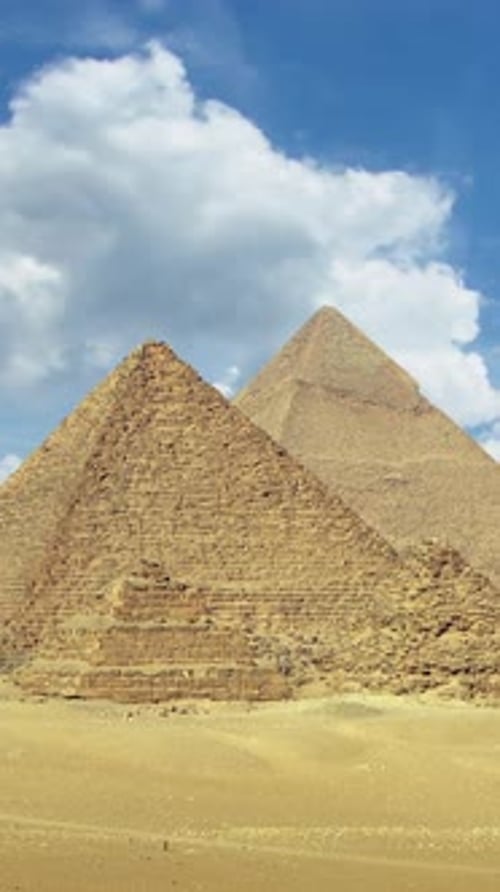 Wolken über den großen Pyramiden in Ägypten