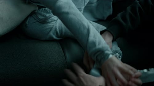 Un criminel anonyme attache les mains d'un otage inconscient avec du ruban adhésif