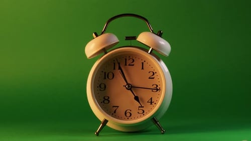 El reloj analógico aparece en pantalla verde, lapso de tiempo, rápido paso del tiempo