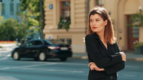 Linda sorridente posando na rua