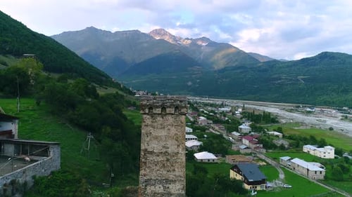Luftaufnahmen von Svaneti Towers Mestia