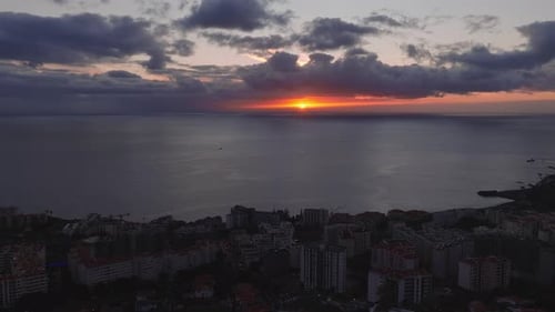 Luftaufnahme der Abenddämmerung über Funchal Madeira mit Klippen und Küste