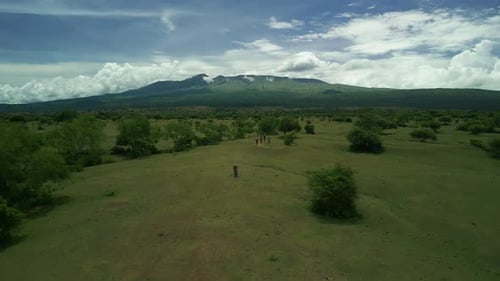Gruppe von Motorradfahrern fährt entlang der Insel Sumbawa