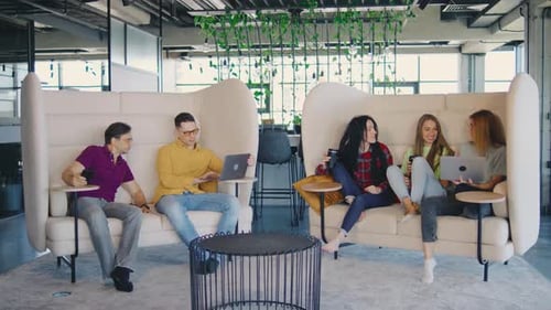 Un espace de travail collaboratif où les jeunes professionnels participent activement à des discussions créatives et