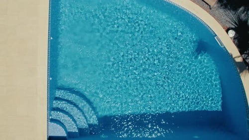 Klares Wasser im Pool
