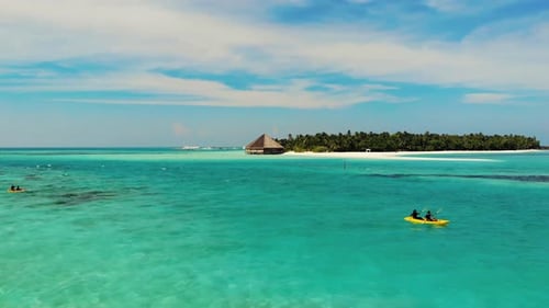 Turistas estão praticando canoagem perto da Ilha das Maldivas. Antecedentes das Maldivas