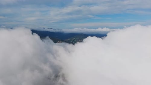 Vista aérea de grandes nubes y montañas, que muestra la gran belleza y serenidad de la naturaleza