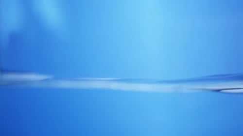 Ondulación abstracta de la superficie del agua. Patrones de fluidos naturales en un entorno azul claro.