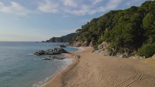 praia mediterrânea paradisíaca águas azuis turquesas sem pessoas vista aérea drone spain catalunya co