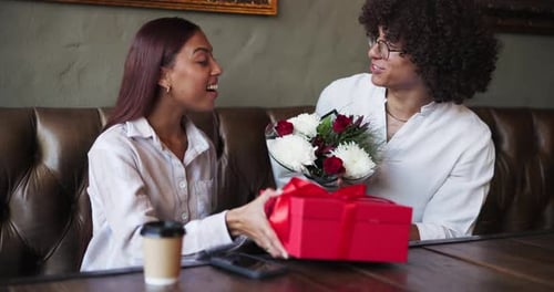 Überraschen, verschenken und mit Geschenk, Restaurant und Feier des Valentinstags