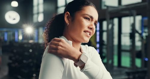 Condition physique, douleur à la femme et à l'épaule au gymnase, douleur ou blessure à la suite d'un accident d'entraînement, d'un massage et d'une fracture
