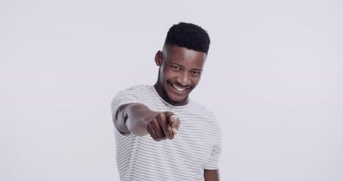 Schwarzer Mann, Gesicht und zeigend auf dich im Studio zur Wahl, Abstimmung und Entscheidung über den glücklichen Gewinner auf Weiß