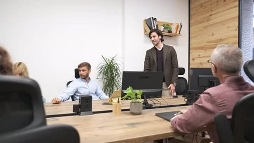 Grupo de colegas de trabalho discutindo projeto no escritório