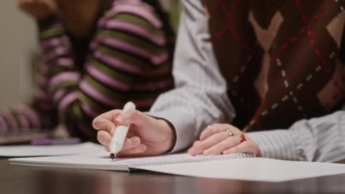 Jeune femme mettant en évidence des notes lors d'une réunion de bureau décontractée