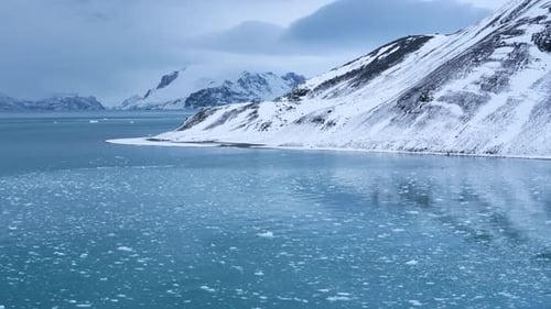 Wunderschöne 4K-Kreuzfahrt durch die Antarktis, Admiralty Bay, ruhiges blaues Wasser, Schneeberge, schwimmendes Eis und