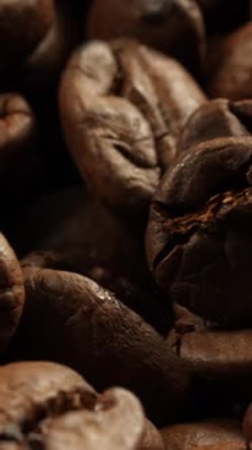 Makroaufnahme des Panoramas von gerösteten Kaffeebohnen aus dem linken vertikalen Video