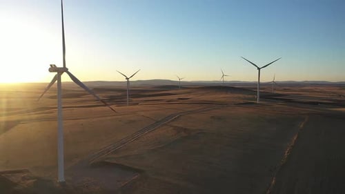Vista aérea de centrales eólicas al atardecer