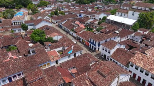 Casas coloniais com fachadas brancas e telhados de terracota no centro histórico de Paraty, Brasil