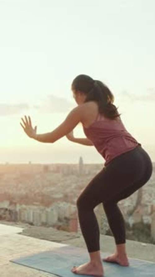 Une fille pratique l'asana de yoga debout au belvédère à l'aube