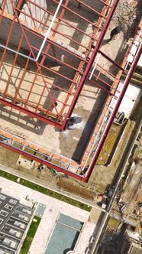 Especialistas y máquinas con experiencia en vídeo vertical que colaboran en trabajos de tierra y soldadura